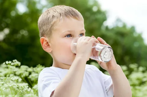أضرار شرب الماء للاطفال