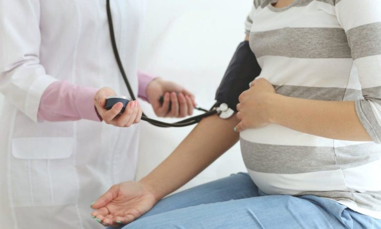 ارتفاع ضغط الدم في الحمل وبعد الولادة وصداع وضبابية