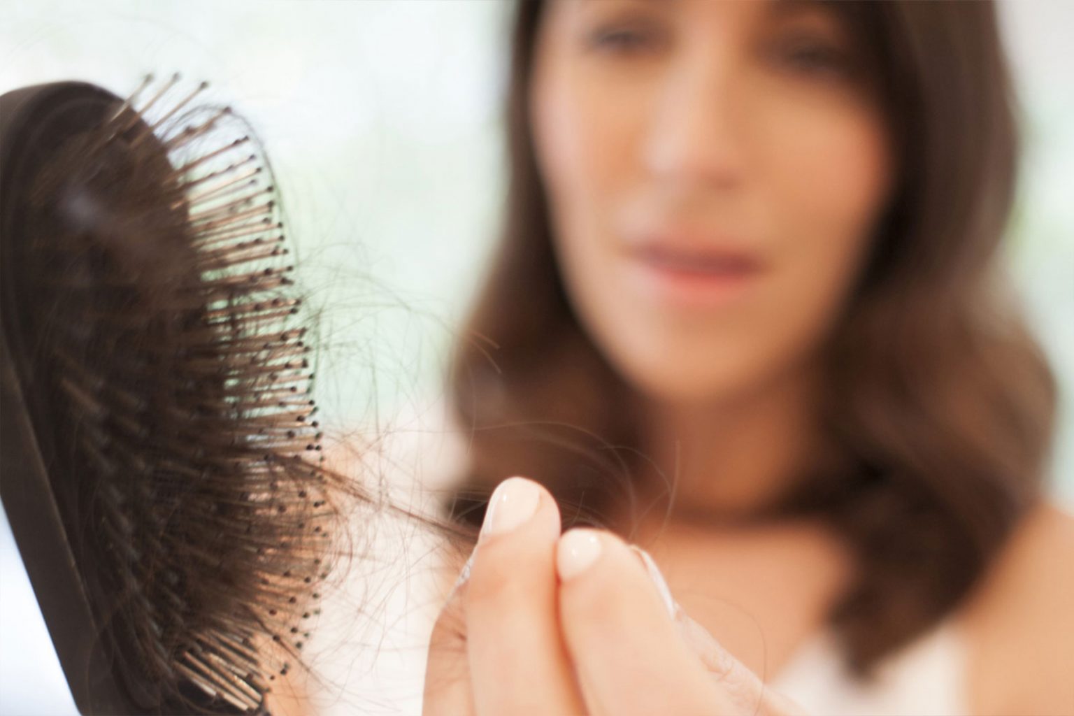 أسباب تساقط الشعر عند النساء وعلاجه