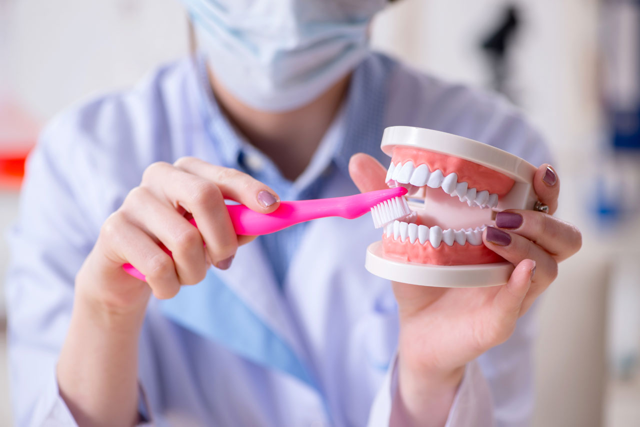 لا تدع صعوبات تنظيف الأسنان بالخيط تمنعك